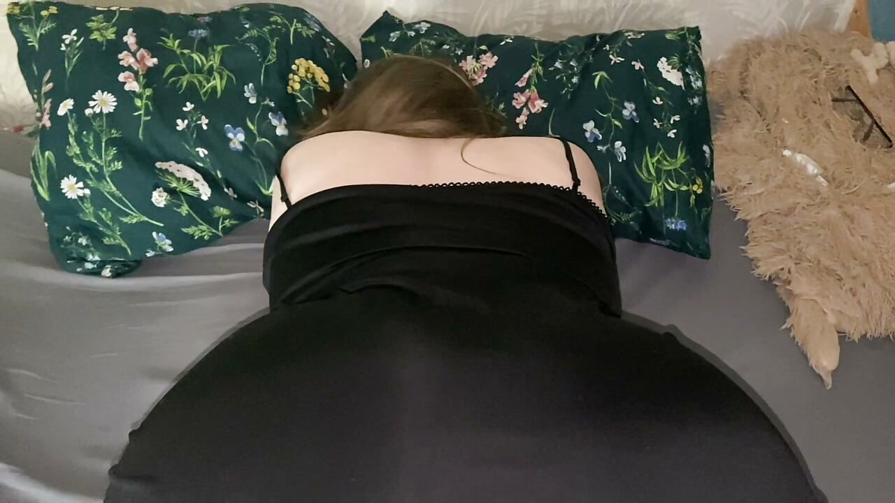 CUMSHOT ON MILF WIFE'S BIG ASS. RUSSIAN HOMEMADE AMATEUR DOGGY STYLE