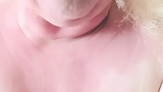 Ayakta sikişiyor fışkırtarak boşalıyor