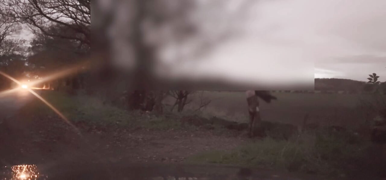 穿着穿丝袜的手淫在经过的汽车上撸着