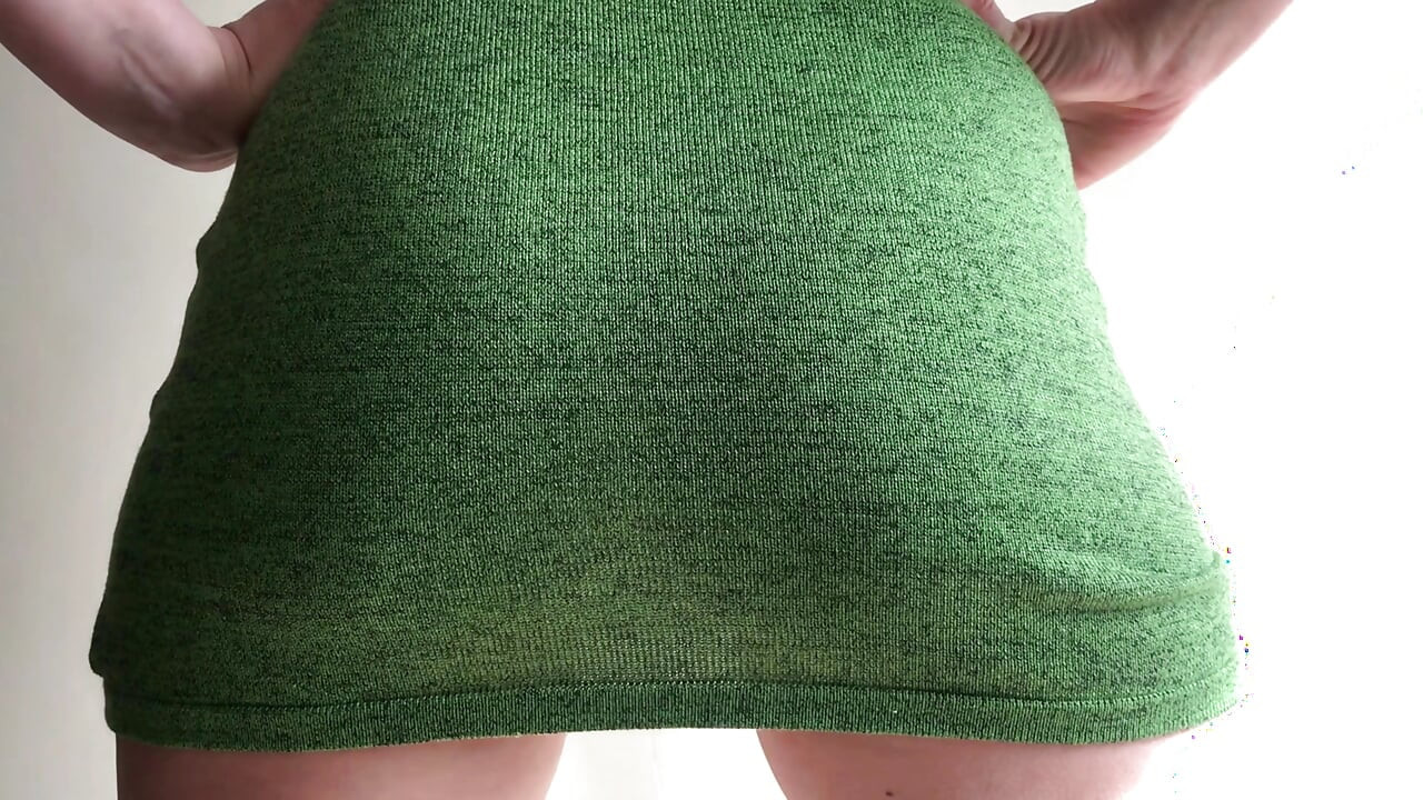 Genç bir öğretmenle dersler arasında hızlı bir sikiş. Kısa elbisenin altında külot yok. İçine boşal. Damlayan döl yakın çekim