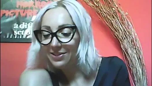 Ein echter Penis-experte. Chantal bekommt intime Fotos und Kommentare mit Weisheit