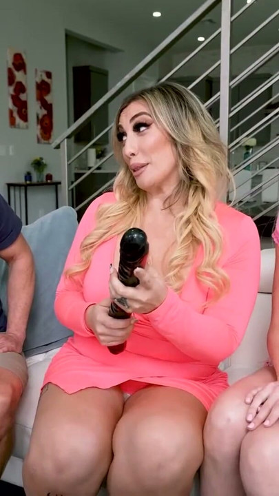 Seks eğitimcisi onun için en iyi yarağın üvey babasının olduğunu düşünüyor! | Klip 1