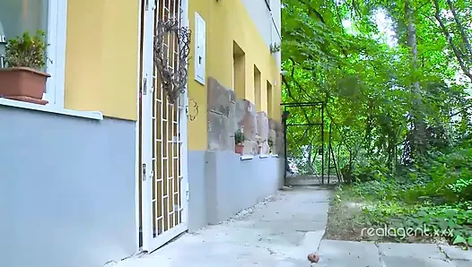 Kızlar sırayla yarak emiyor ve alıyor