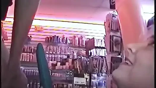 Tante seksi rambut pirang lagi asik jilat memek dan nyepong kontol dengan ganas