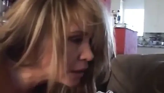 Bridgette Monroe fickt im wohnzimmer mit ihren titten