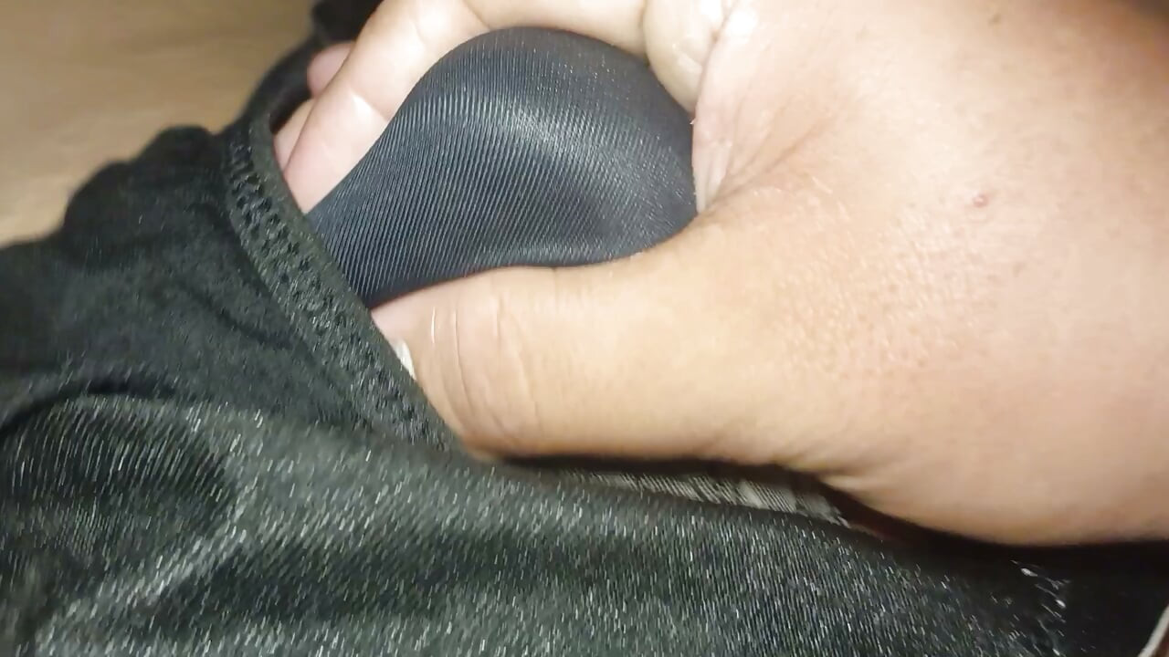 Corrida en las bombachas negras de raso sexy de mi hermanastra