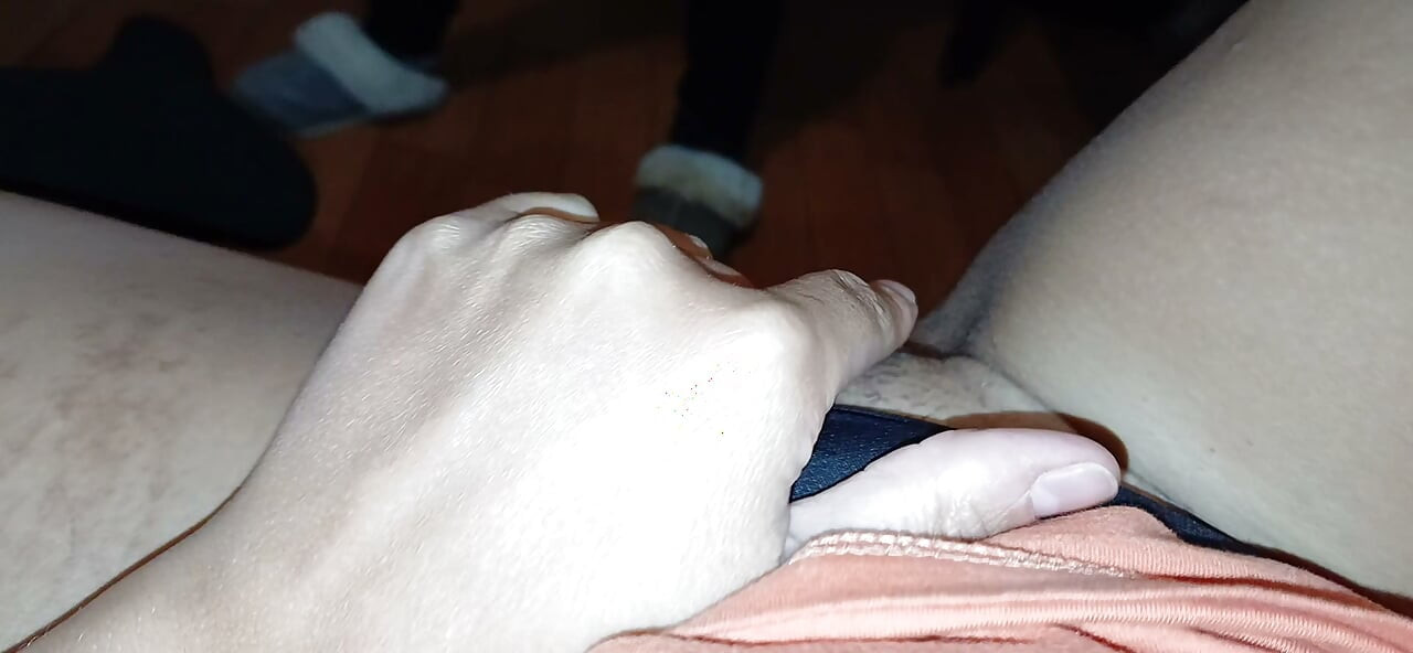 Nós secretamente nos masturbamos à noite para que nossos pais não nos peguem
