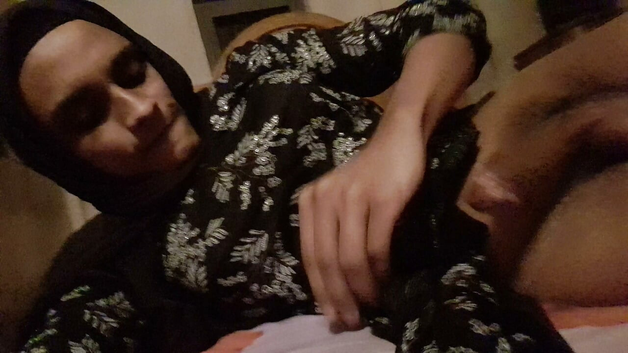 Desi hijabi sissy crossdresser handjob and insert finger her ass hole