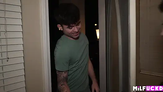 Minyon orta yaşlı seksi kadın kuryesine aşık