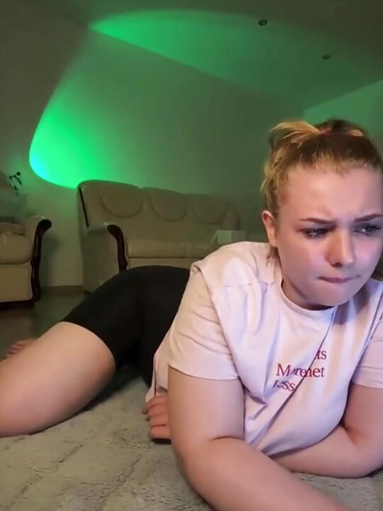 Jucielussie meraba memek dan mencicipinya