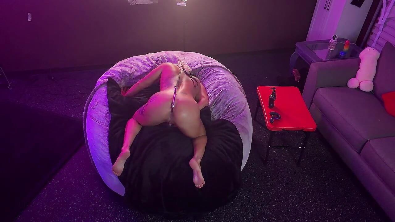 Hot Blondine prøver sin nye analkrog