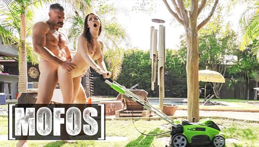 Sexy Charly Summer Needs Some Help Invites Charles Dera In Her Backyard But They End Up Fucking Instead - Mofos