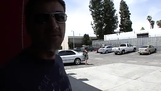 Красивая мокрая киска Chica ожидает широко раскрытого для большого хуя накачивать его