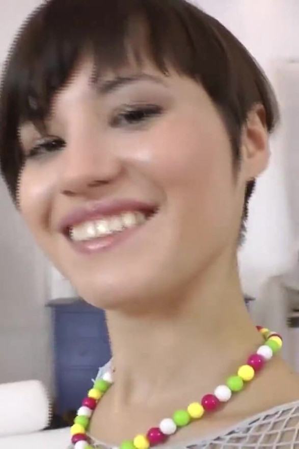 Ceo video! Zgodna brineta kratke kose Mišel B je jebana u super dupe i atm creampie!