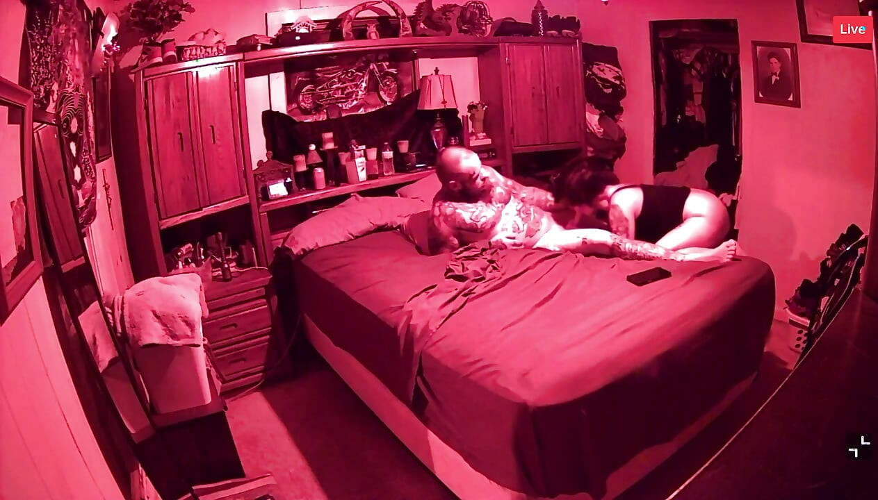 Moest stil zijn, zijn stiefmoeder was in de andere kamer