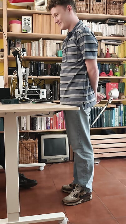 Devoter twink-blowjob, großer unbeschnittener chefschwanz unter dem schreibtisch