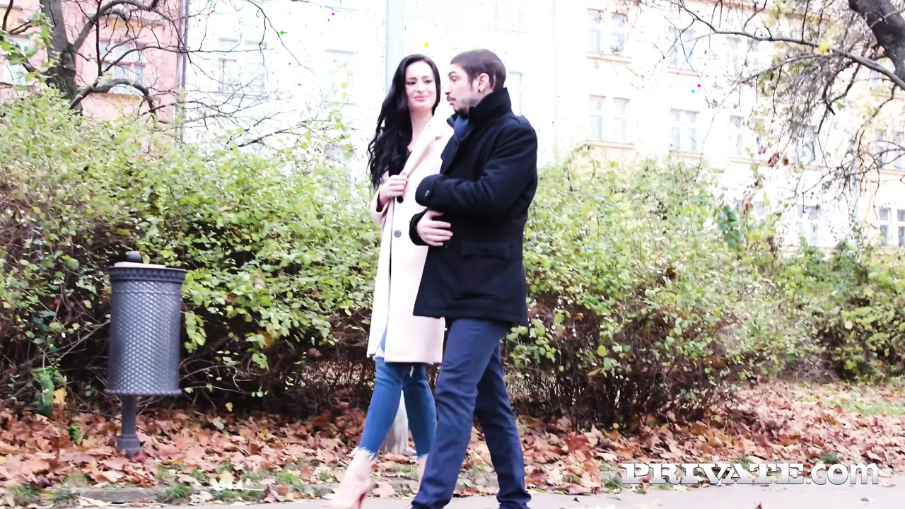 Silvia的跨人种群交处女作