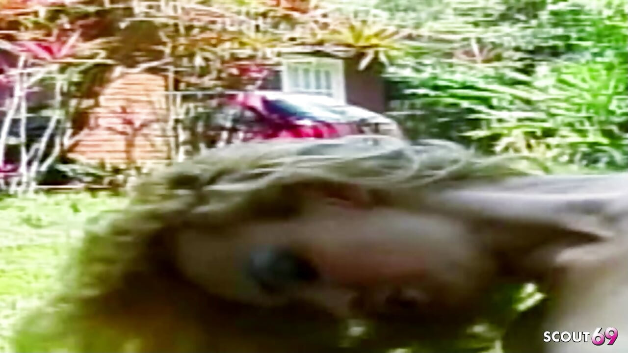 Pantat bahenol waria rambut pirang diam-diam dientot habis-habisan di hutan