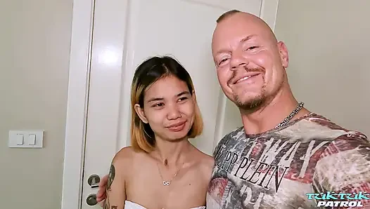 TukTukPatrol Филиппинка с маленькими сиськами ублажит иностранного мясного шеста