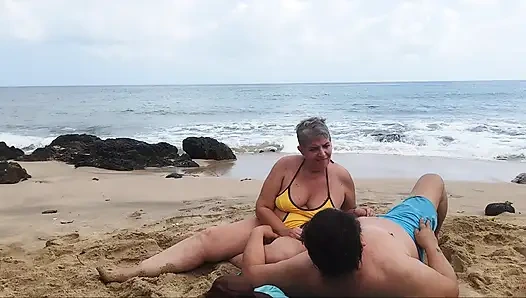 Gerçek olgun çiftiz, neredeyse sahilde keşfediliyoruz