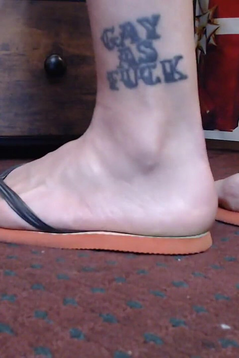 Flipflop schoenspel staande close-up milf