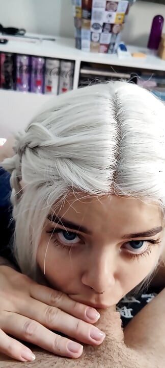 Mi rubia de pelo blanco dando una garganta profunda perfecta