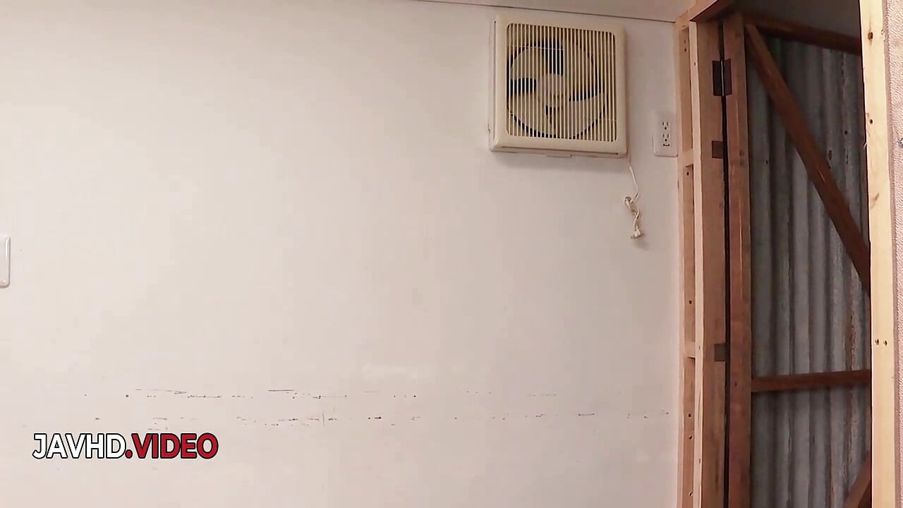 豐滿的安居茜用熱氣騰騰的淋浴口交挑逗