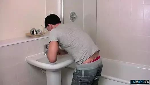 Hunk Danny Davis duşta et ışığıyla mastürbasyon yapıyor