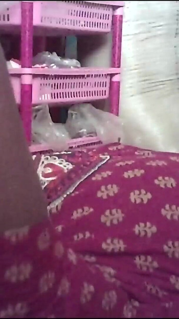 Detik yang menyeronokkan dari "isteri rumah desi India bercium"