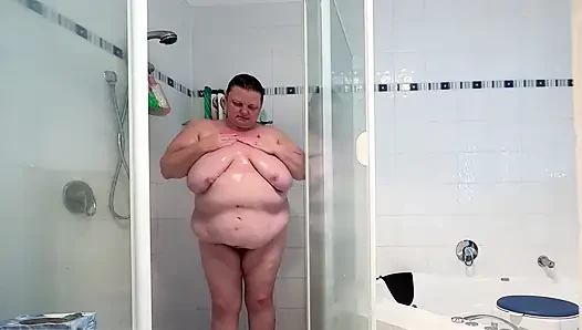 Istri nakal di kamar mandi