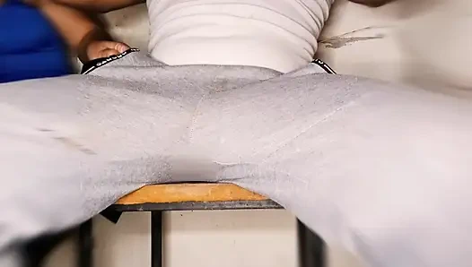 Das einfache mädchen in meiner Klasse gibt mir einen Handjob auf der rückseite des Klassenzimmers, während die anderen Schüler lernen.