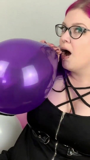 Ikonični trenutak iz "Balon : pušenje do kurca sa nemačkom gotikom Abby Strange - Luner"