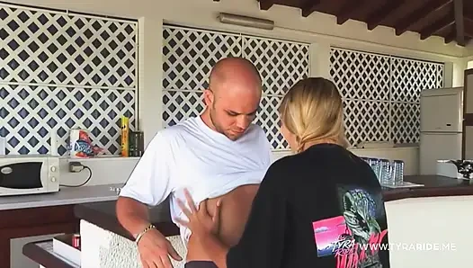 Tante seksi rambut pirang ini ngentot kontol intens di pantai dan kamar tidur