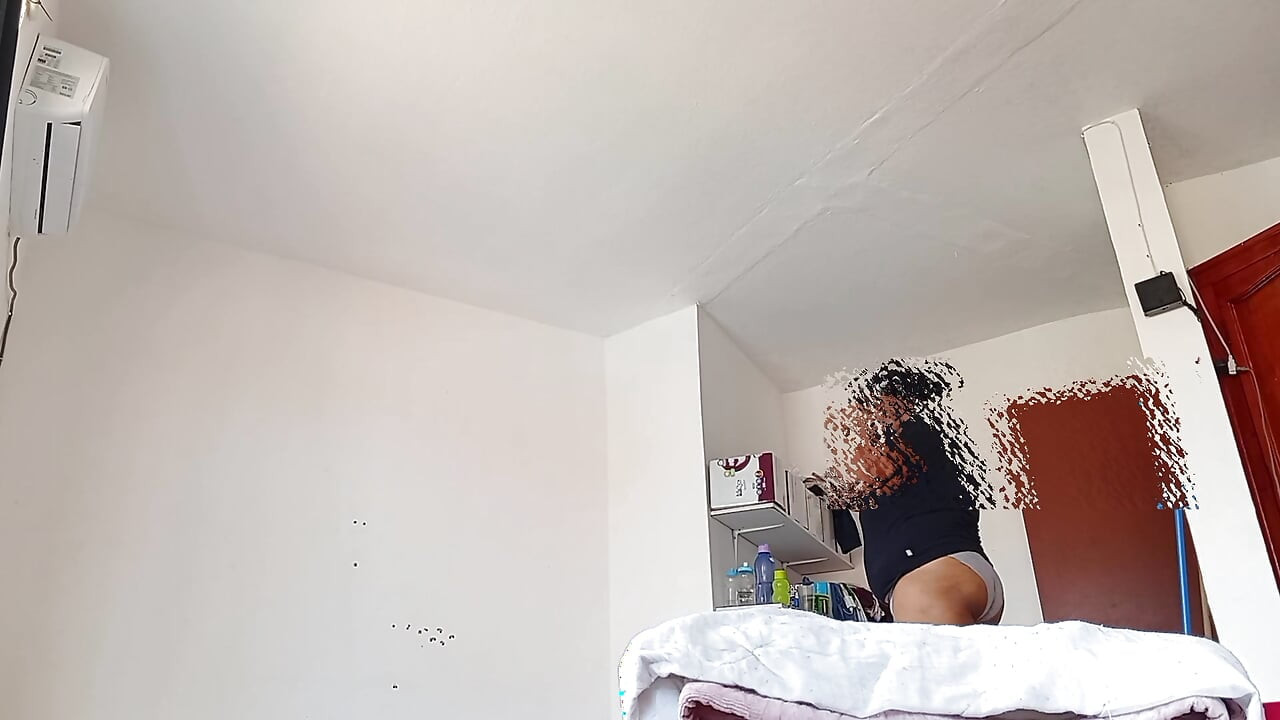 Pendant que je nettoie la pièce en sous-vêtements, mon mari me regarde et m'enregistre 3