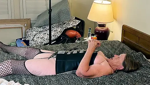 Nine Carmen zarif bir şekilde eldivenleniyor, sikiliyor ve dölleniyor olgun 9825CAMS125