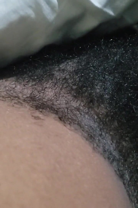 Jonge Volwassen Ster Toont Haar Strakke Poesje in Een Sensuele En Intieme Scène Met Zachte Energie