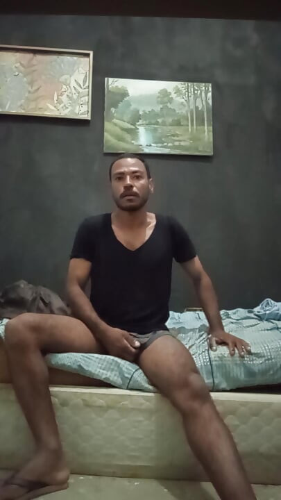 Pauzudo de cabelos escuros se masturba