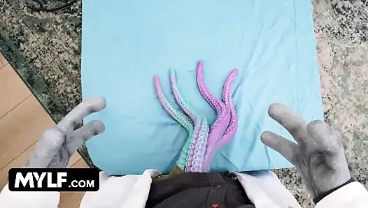 Грудастая Sophia Locke и Cali Sweets извращается в тройничке с межзвездным правилом 34