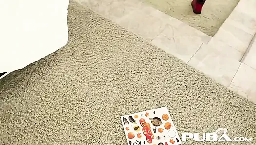 Ateşli Nicole Aniston cadılar bayramı çıkartmalarıyla oynuyor ve sonra ıslak amcığıyla oynuyor