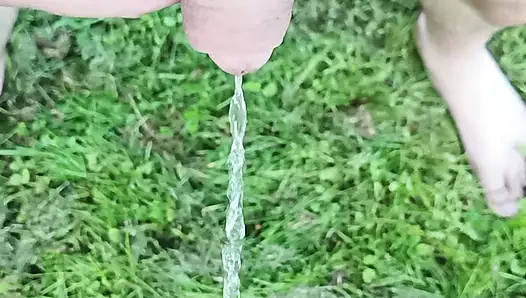 Kıllı yarağımla açık havada işiyorum