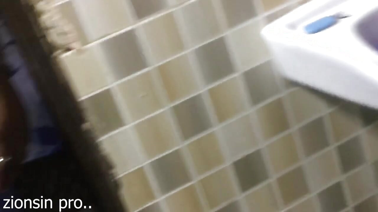 Γαμάει μαύρο αφρικανικό μεγάλο κώλο στο μπάνιο