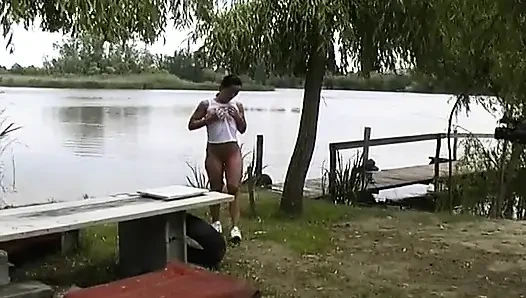 Açık havada eğlenmeyi seven Alman hatunla çiş seansı