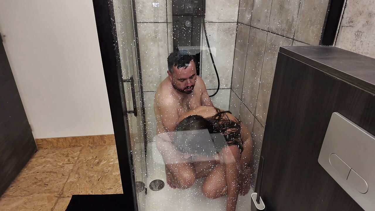 Gravid, jag blir knullad i duschen