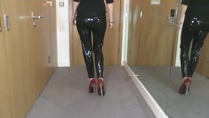 Sexy wandeling in mijn gloednieuwe latex legging van vloeibaar vinyl