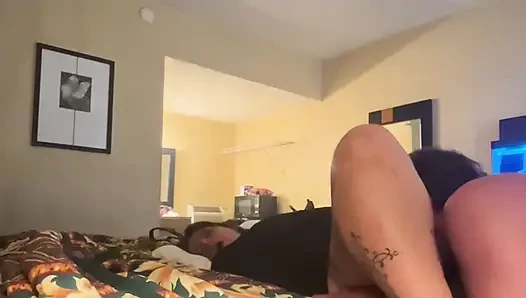 Schlampe mit dickem arsch bedient papi mit großem schwanz, blowjob, muschi essen und doggystyle