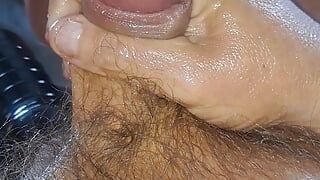 Намазанная маслом маленький волосатый пенис стреляет спермой
