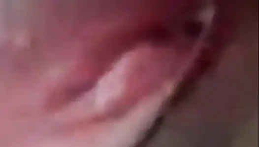 Азиатская девушка демонстрирует свою киску и большую грудь