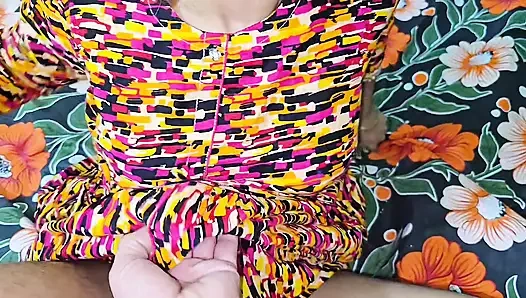 Ateşli büyük memeli hizmetçi amına boşalmayı seviyor