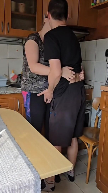 רגע עוצמתי מתוך "האישה ניקתה את המטבח... אבל היה לי משהו מלוכלך יותר בראש"