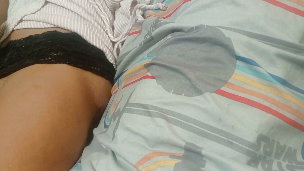 Meto os dedos na cona da minha meia-irmã